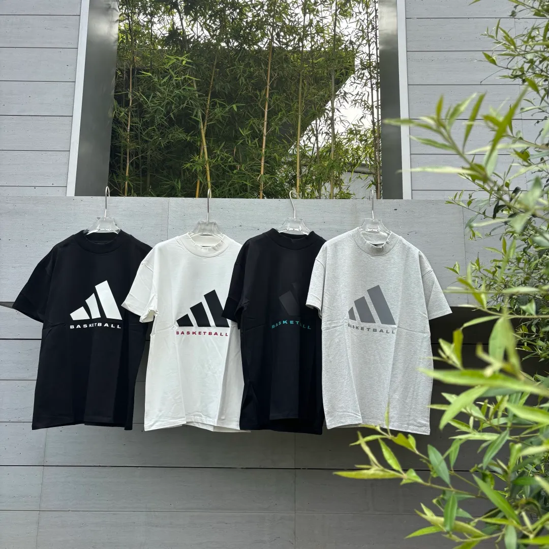 High version running volume 𝟬𝟱𝟳𝟰# Exclusive real shot/difference between various stolen pictures and online version on the market [𝗔𝗱𝗶𝗱𝗮𝘀 𝗕𝗮𝘀𝗸𝗲𝘁𝗕𝗮𝗹𝗹 𝟮𝟰𝗳𝘄Co-branded𝗢𝗦 Minimalist advanced Retro sports round neck short-sleeved 𝗧 shirt】Same Style for men and women! ✅The fabric is made of 260 grams of double yarn smooth cotton, purchased from the original molding board, OS loose version, customized threaded cake collar, weight up to 500 grams. ✅Original mold-making custom silicone thick leather logo, laser cutting, no burrs, imported press machine high temperature and hot and cold double-sided shaping and pressing, not easy to fall off! ✅Customized special process equipment and wiring are consistent with Authentic, different from ordinary currency on the market! ✅Remarks: The quality and process wiring of bulk goods are consistent with the official website Authentic, which is different from the market currency! ! ! 🌈Color: Black White Label Size: XS S M L XL